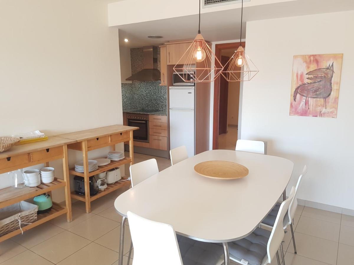 Beautiful Apartment 75M2 With View At The Beach, Pool, Parking Ρόζες Εξωτερικό φωτογραφία