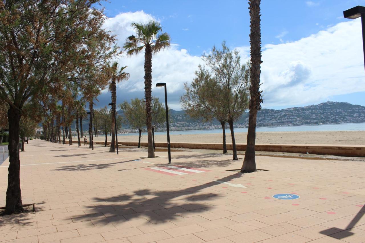 Beautiful Apartment 75M2 With View At The Beach, Pool, Parking Ρόζες Εξωτερικό φωτογραφία
