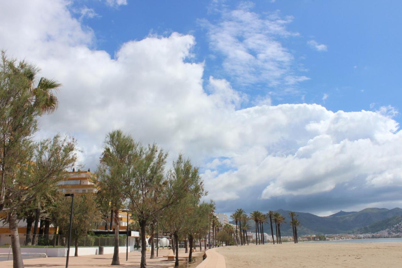 Beautiful Apartment 75M2 With View At The Beach, Pool, Parking Ρόζες Εξωτερικό φωτογραφία