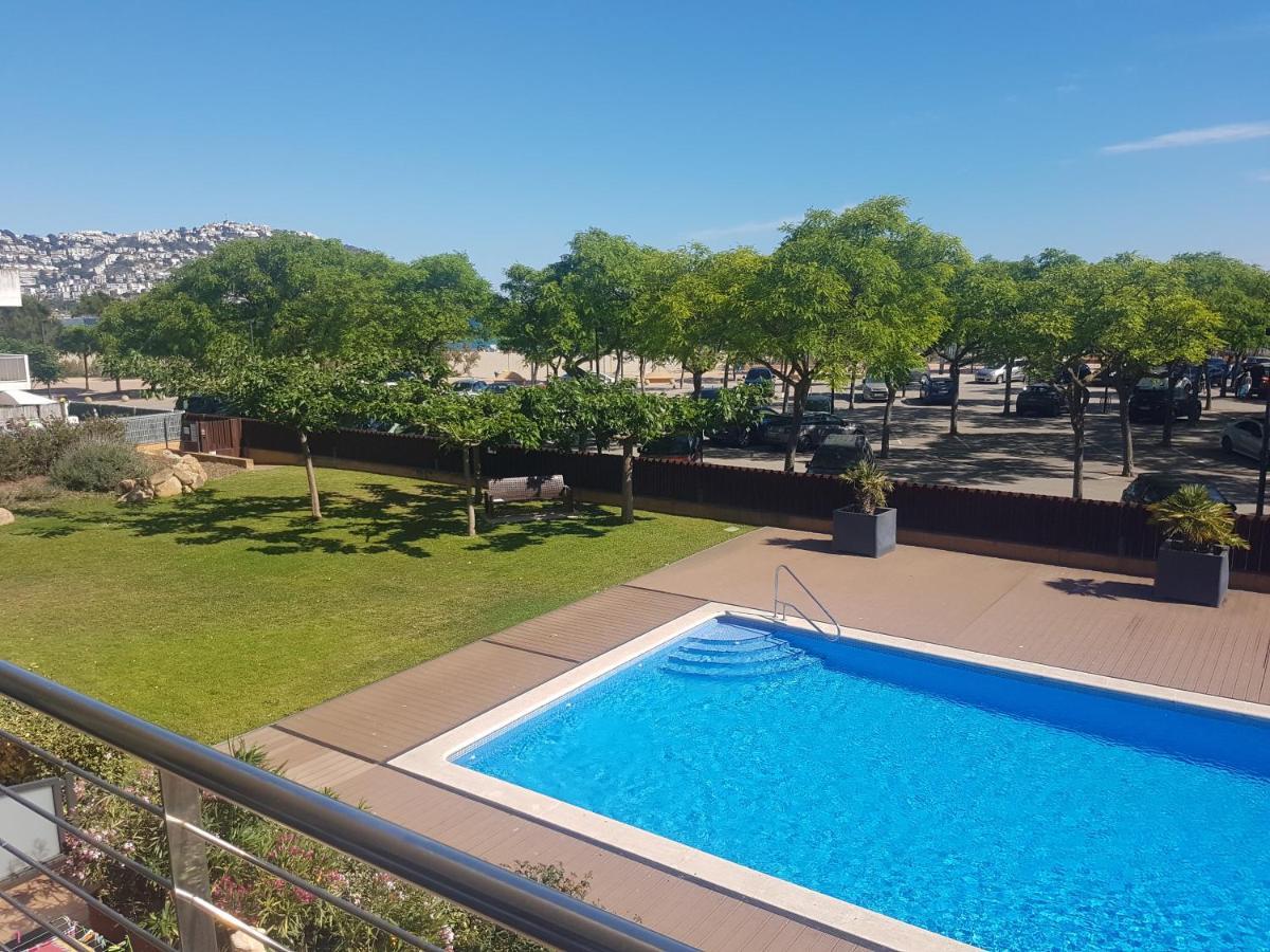 Beautiful Apartment 75M2 With View At The Beach, Pool, Parking Ρόζες Εξωτερικό φωτογραφία