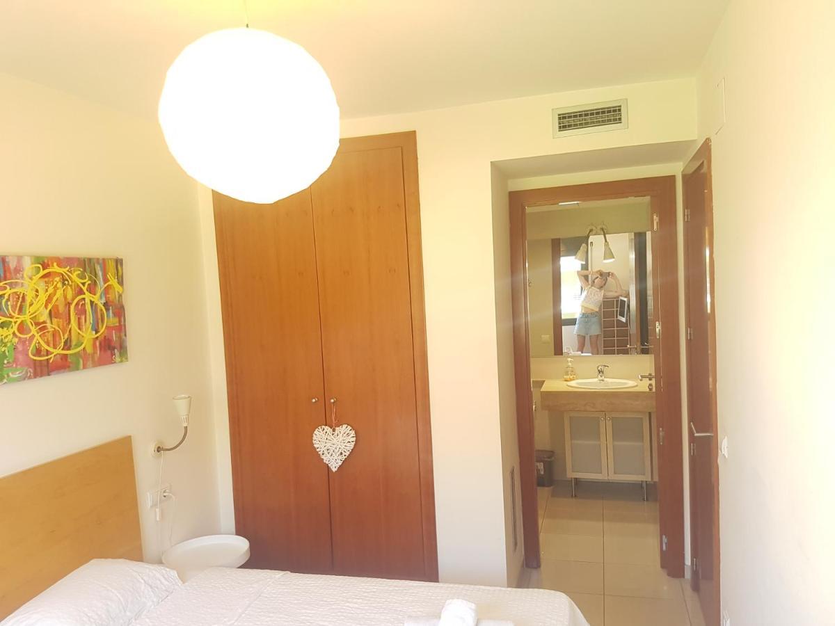 Beautiful Apartment 75M2 With View At The Beach, Pool, Parking Ρόζες Εξωτερικό φωτογραφία
