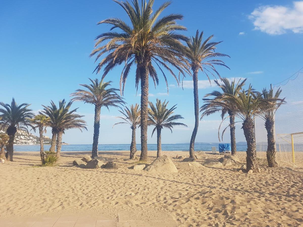 Beautiful Apartment 75M2 With View At The Beach, Pool, Parking Ρόζες Εξωτερικό φωτογραφία