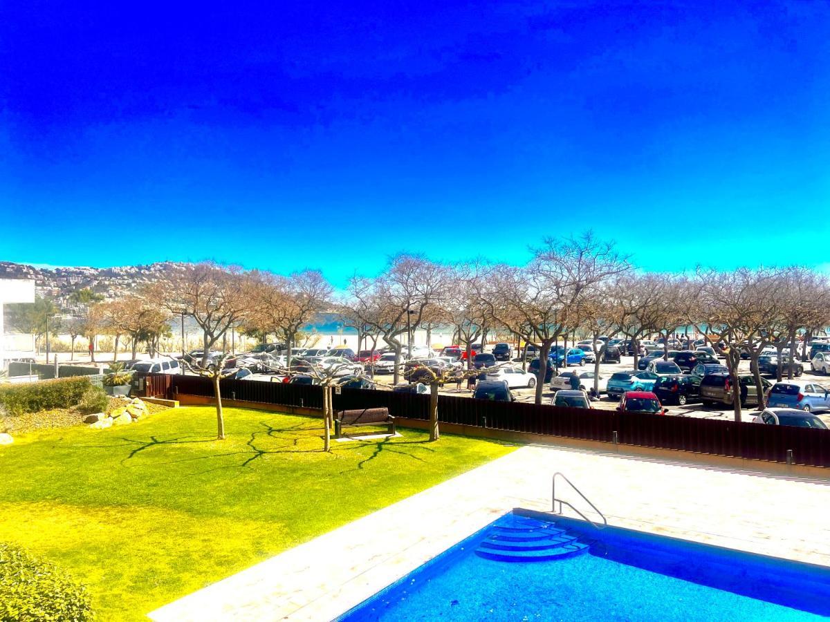 Beautiful Apartment 75M2 With View At The Beach, Pool, Parking Ρόζες Εξωτερικό φωτογραφία
